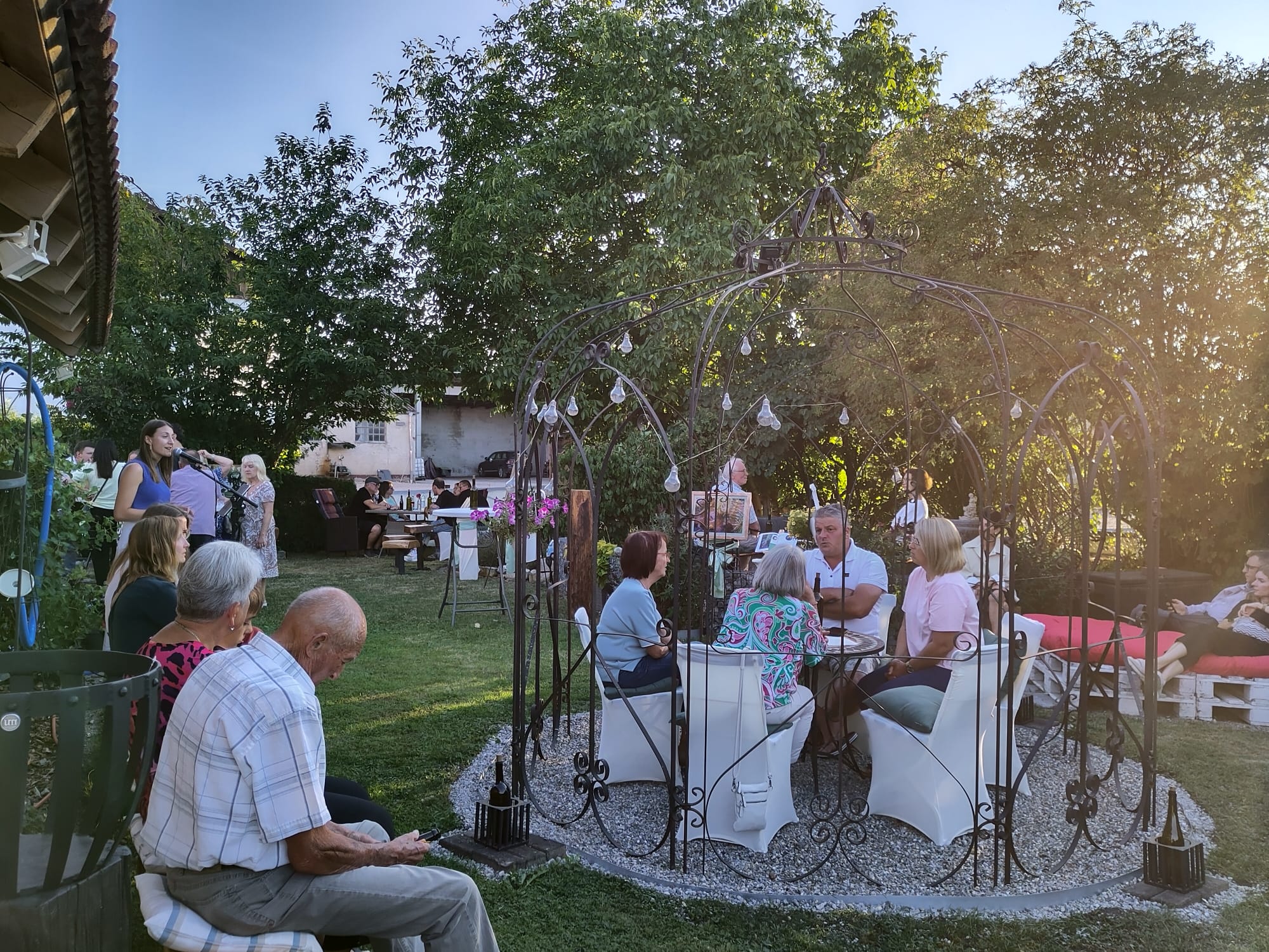 Gäste im Garten beim Abend der Buchpräsentation