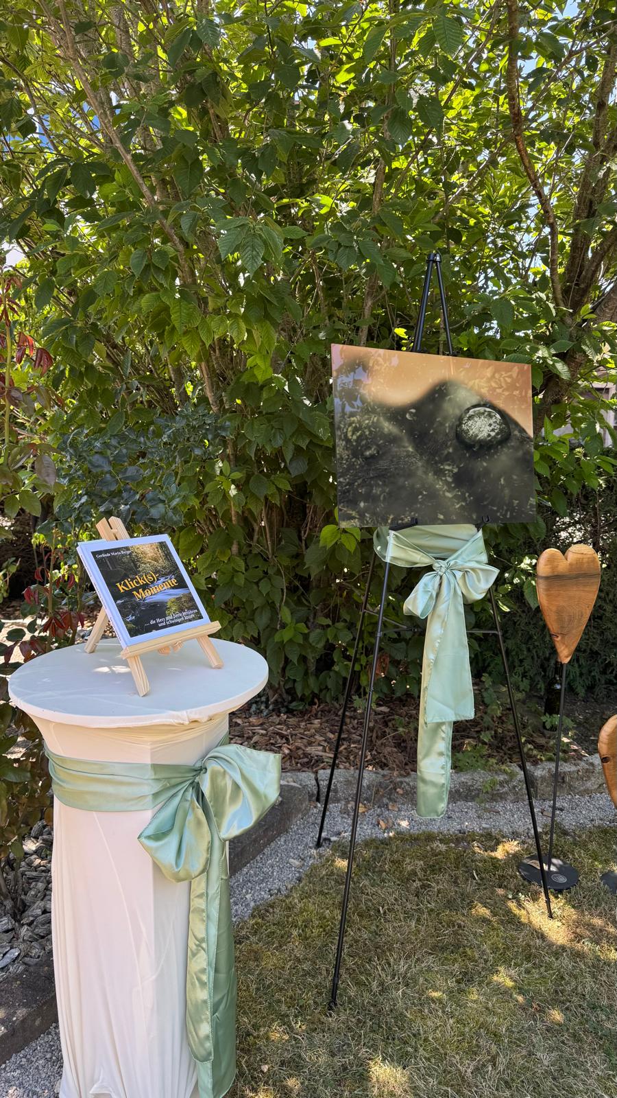 Buch auf Säule und Kunstfoto auf Staffelei