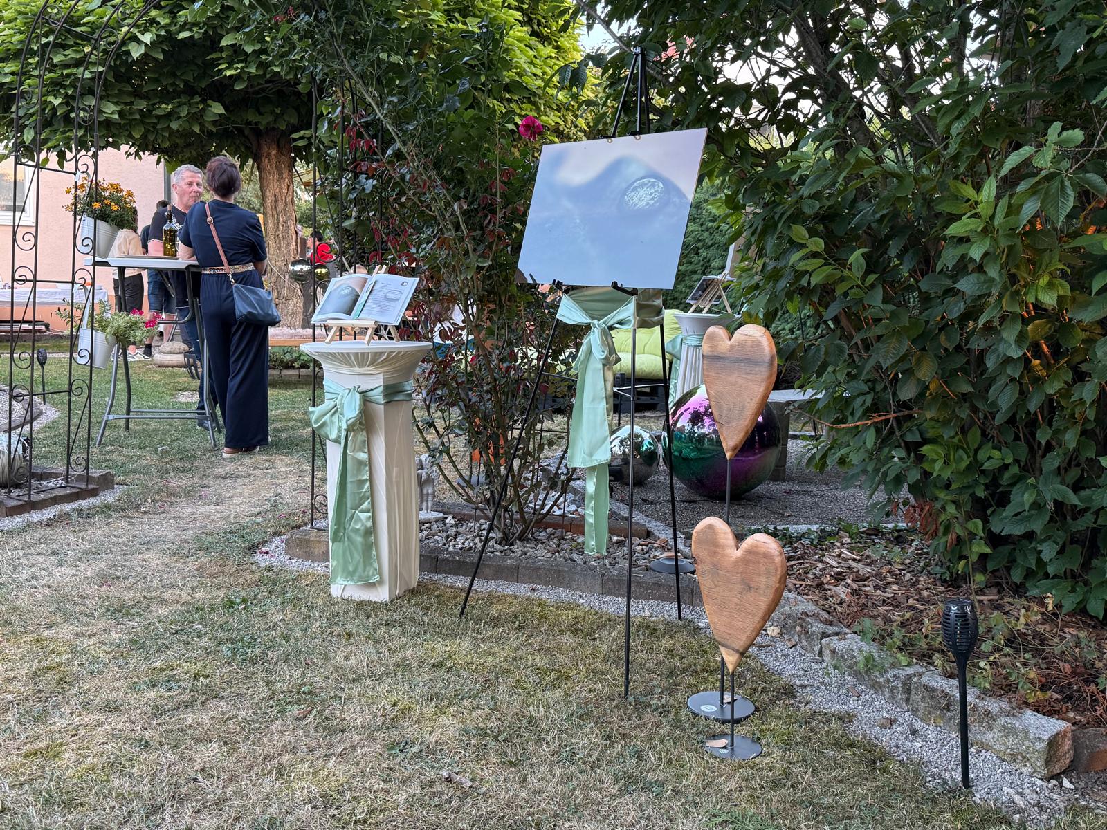 Holzherzen und Staffeleien im Abendlicht